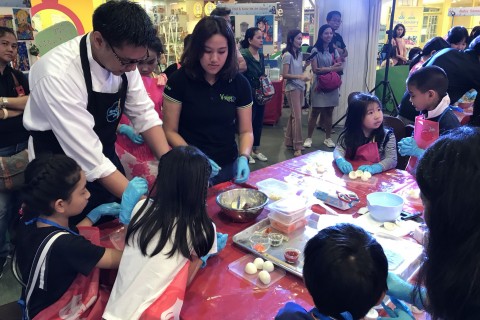 Birthday party—Chocolate Chiffon Cake decoration for French kids